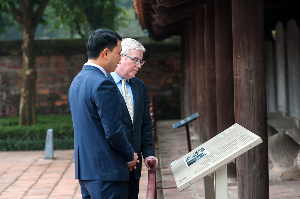 Ông Lê Xuân Kiêu cùng Ngài Đại sứ Australia thăm quan biển thông tin