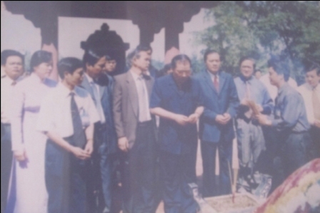 Đồng chí Nông Đức Mạnh dâng hương tại mộ cụ Nguyễn Du