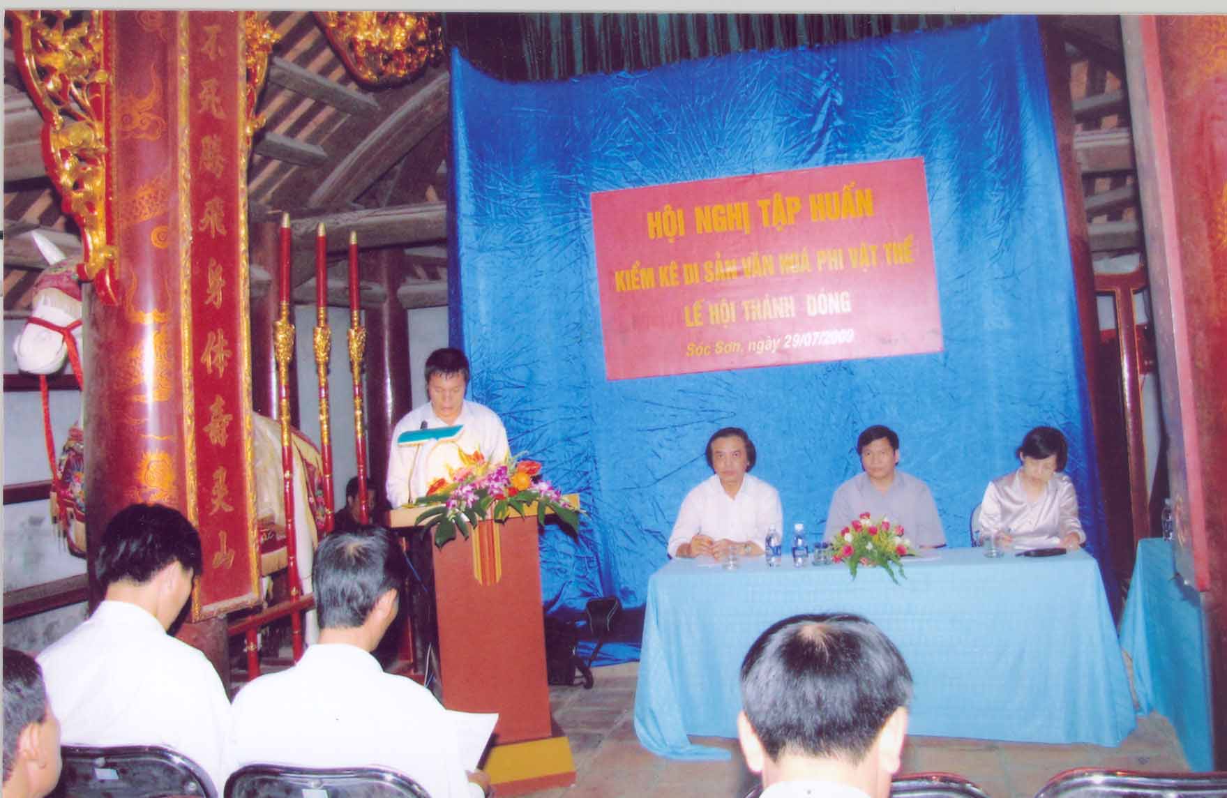Photograhper Nguyễn Thu Hường, 2009. © Vietnam Institute of Culture and Arts Studies.